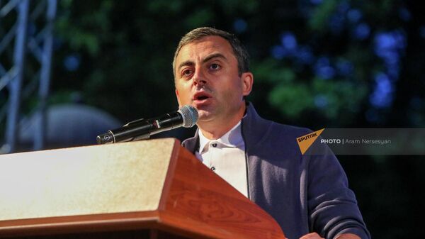 Ишхан Сагателян выступает на митинге оппозиции на площади Франции (14 июня 2022). Еревaн - Sputnik Армения
