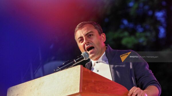 Ишхан Сагателян выступает на митинге оппозиции на площади Франции (14 июня 2022). Еревaн - Sputnik Армения
