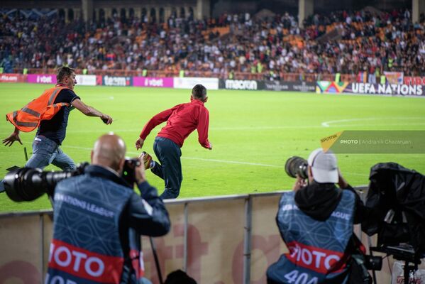 Один из армянских болельщиков выбегает на поле после окончания матча 4-го тура Лиги наций Армения – Шотландия  - Sputnik Армения