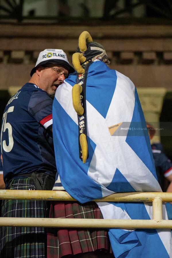 Շոտլանդացի երկրպագուները քննարկում են Ազգերի լիգայի 4-րդ տուրի Հայաստան-Շոտլանդիա հանդիպումը. Երևան - Sputnik Արմենիա