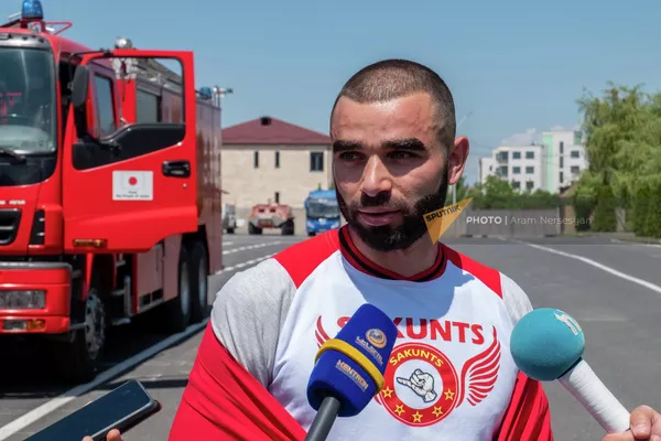 Юрий Сакунц отвечает на вопросы прессы после установления им нового мирового рекорда по перетягиванию зубами пожарных машин (16 июня 2022). Еревaн Юрий Сакунц отвечает на вопросы прессы после установления им нового мирового рекорда по перетягиванию зубами пожарных машин (16 июня 2022). Еревaн - Sputnik Армения