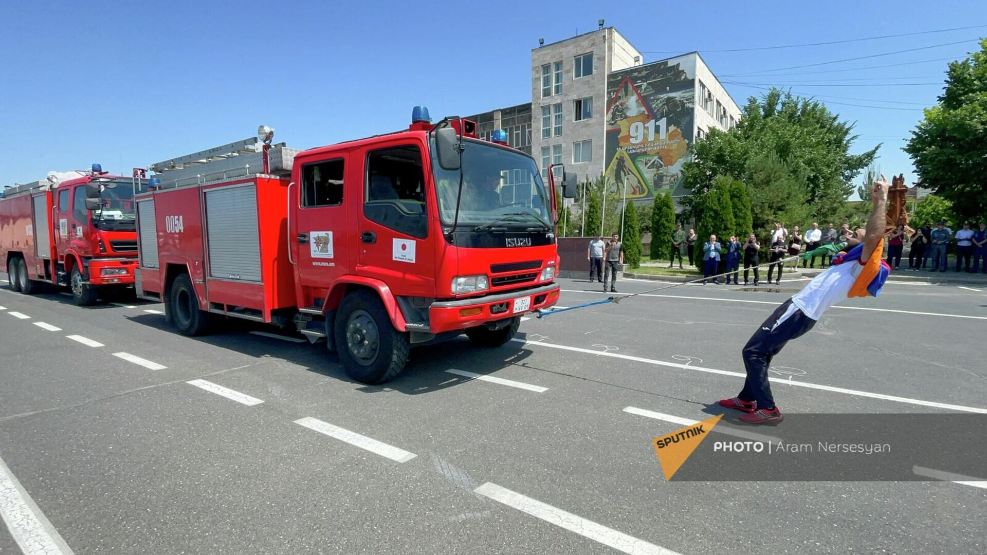 Юрий Сакунц устанавливает новый мировой рекорд по перетягиванию зубами  пожарных машин