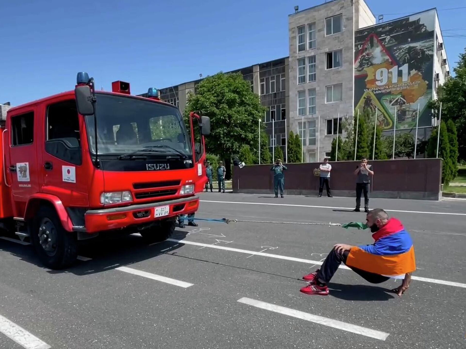 Юрий Сакунц устанавливает новый мировой рекорд по перетягиванию зубами  пожарных машин