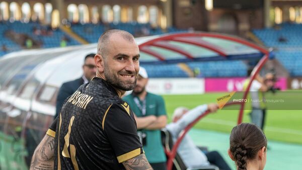 Юра Мовсисян выходит на поле во время товарищеского матча ветеранов по футболу между сборными Армении и Грузии (16 июня 2022). Еревaн Юра Мовсисян выходит на поле во время товарищеского матча ветеранов по футболу между сборными Армении и Грузии (16 июня 2022). Еревaн - Sputnik Армения