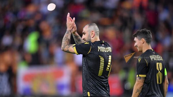 Юра Мовсисян и Маркос Пизелли празднуют гол во время товарищеского матча ветеранов по футболу между сборными Армении и Грузии (16 июня 2022). Еревaн - Sputnik Армения