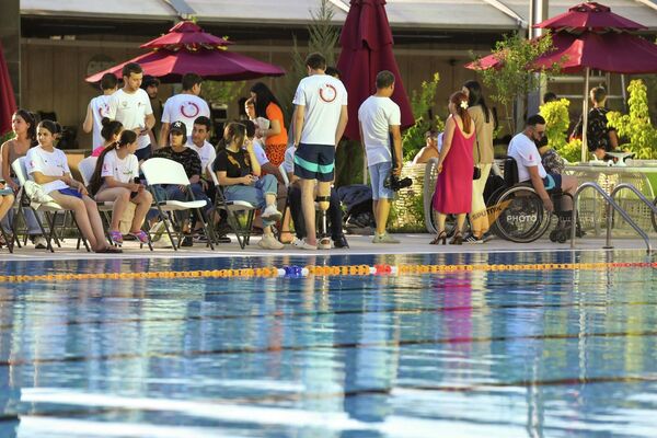 Участники мемориального турнира по водному поло имени Генрика Акопяна приходят к бассейну - Sputnik Армения