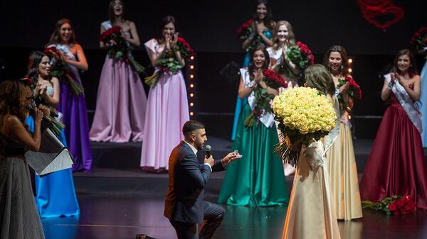 Предложение руки и сердца во время финала конкурса Мисс СНГ 2022 - Sputnik Армения