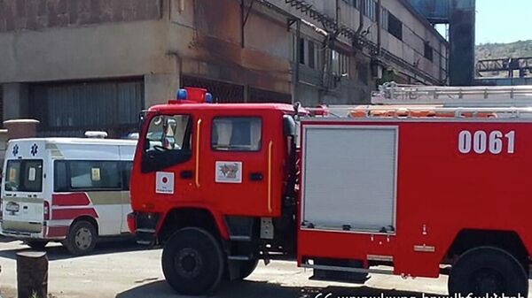 Пожарная машина и скорая помощь на месте взрыва на улице Арин-Берд (18 июня 2022). Еревaн - Sputnik Армения
