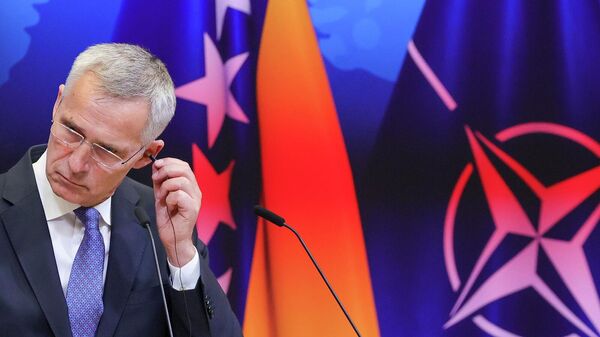 Генеральный секретарь НАТО Йенс Столтенберг поправляет наушник на пресс-конференции в штаб-квартире НАТО (25 мая 2022). Брюссель - Sputnik Армения