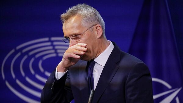 Генеральный секретарь НАТО Йенс Столтенберг готовится к заявлению для СМИ перед встречей в Европейском парламенте (28 апреля 2022). Брюссель - Sputnik Армения