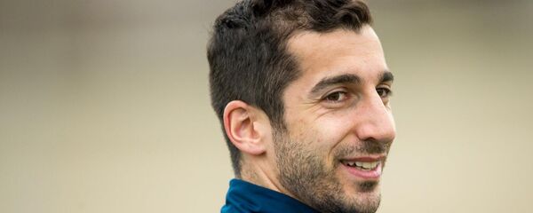 Капитан сборной Армении по футболу Генрих Мхитарян на тренировке перед матчем со сборной Эстонии (22 марта 2018). Ереван Капитан сборной Армении по футболу Генрих Мхитарян на тренировке перед матчем со сборной Эстонии (22 марта 2018). Ереван - Sputnik Արմենիա