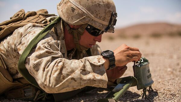 Военнослужащий армии США готовит противопехотную мину Клеймор к взрыву во время учений по взрывным работам - Sputnik Армения