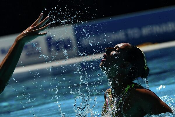Итальянцы Джорджио Минизи и Лукреция Руджеро во время технического финала смешанных дуэтов по спортивному плаванию - Sputnik Армения