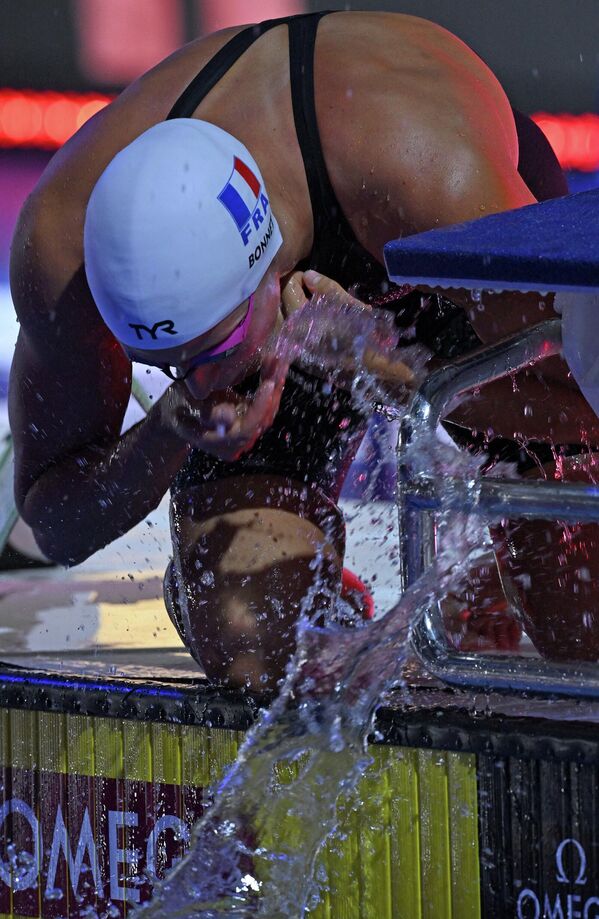 Француженка Шарлотта Бонне поливает себя водой перед соревнованиями в полуфинальном заплыве на 200 м вольным стилем среди женщин - Sputnik Армения