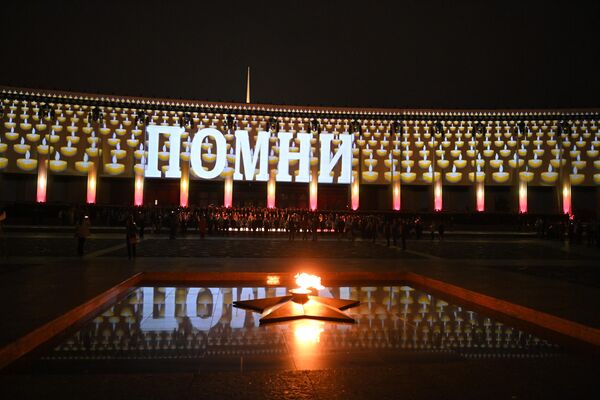 Двадцатиметровая видеоинсталляция со словом Помни на фасаде главного здания Музея Победы во время акции Свеча памяти в Москве - Sputnik Армения