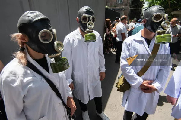 Активисты в противогазах на акции протеста в связи с деятельностью биолабораторий в Армении у Национального центра по контролю и профилактике заболеваний (22 июня 2022). Еревaн Активисты в противогазах на акции протеста в связи с деятельностью биолабораторий в Армении у Национального центра по контролю и профилактике заболеваний (22 июня 2022). Еревaн - Sputnik Армения