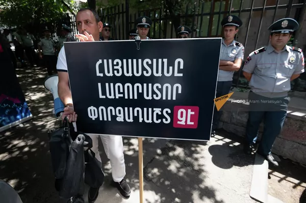 Баннер с надписью Армения - не полигон для лабораторных опытов на акции протеста в связи с деятельностью биолабораторий в Армении у Национального центра по контролю и профилактике заболеваний (22 июня 2022). Еревaн Баннер с надписью Армения - не полигон для лабораторных опытов на акции протеста в связи с деятельностью биолабораторий в Армении у Национального центра по контролю и профилактике заболеваний (22 июня 2022). Еревaн - Sputnik Армения