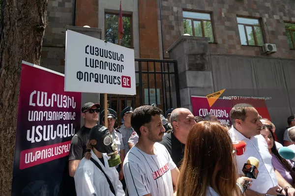Баннер с надписью Армения - не полигон для лабораторных опытов на акции протеста в связи с деятельностью биолабораторий в Армении у Национального центра по контролю и профилактике заболеваний (22 июня 2022). Еревaн Баннер с надписью Армения - не полигон для лабораторных опытов на акции протеста в связи с деятельностью биолабораторий в Армении у Национального центра по контролю и профилактике заболеваний (22 июня 2022). Еревaн - Sputnik Армения