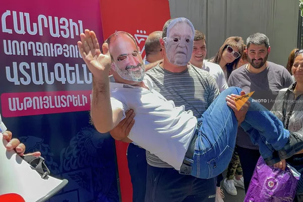 Активисты в масках с изображением премьер-министра Никола Пашиняна и Джорджа Сороса на акции протеста в связи с деятельностью биолабораторий в Армении у Национального центра по контролю и профилактике заболеваний (22 июня 2022). Еревaн Активисты в масках с изображением премьер-министра Никола Пашиняна и Джорджа Сороса на акции протеста в связи с деятельностью биолабораторий в Армении у Национального центра по контролю и профилактике заболеваний (22 июня 2022). Еревaн - Sputnik Армения