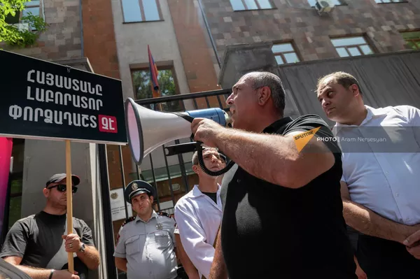 Активист Ваагн Чахалян на акции протеста в связи с деятельностью биолабораторий в Армении у Национального центра по контролю и профилактике заболеваний (22 июня 2022). Еревaн Активист Ваагн Чахалян на акции протеста в связи с деятельностью биолабораторий в Армении у Национального центра по контролю и профилактике заболеваний (22 июня 2022). Еревaн - Sputnik Армения