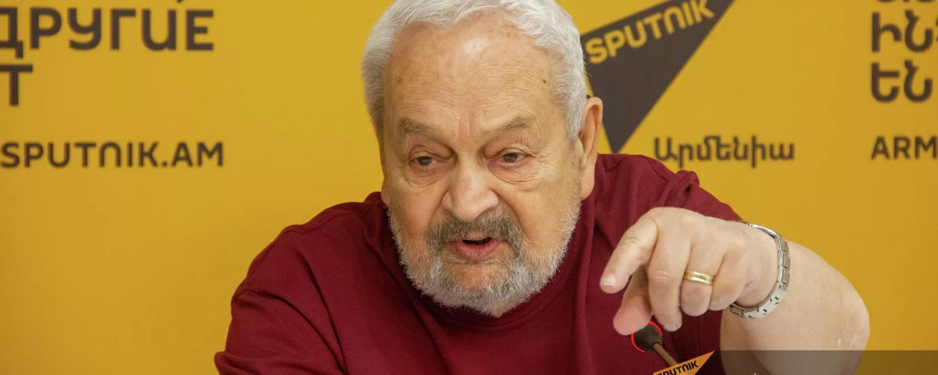 Заслуженный архитектор, академик Международной академии архитектуры, лауреат многочисленных всесоюзных и международных премий Грач Погосян на пресс-конференции (24 июня 2022). Еревaн - Sputnik Армения, 1920, 24.06.2022