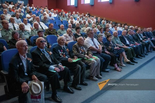 Участники XIV съезда Ассоциации ветеранов Армении в МКДЦ Дом Москвы (24 июня 2022). Еревaн - Sputnik Армения