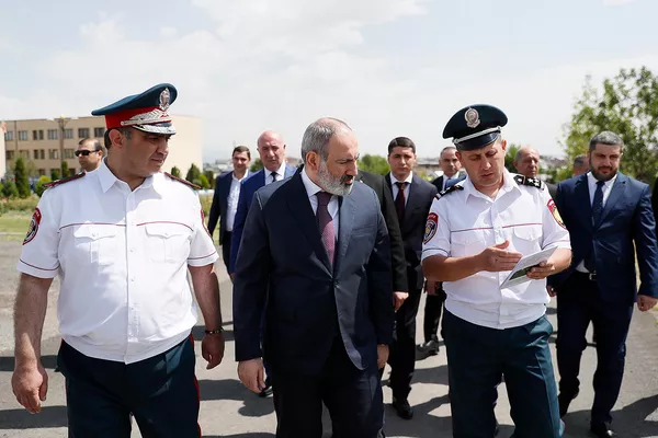 Премьер-министр Никол Пашинян посетил Главное управление войск полиции по случаю 30-летия формирования войск полиции (24 июня 2022). Еревaн Премьер-министр Никол Пашинян посетил Главное управление войск полиции по случаю 30-летия формирования войск полиции (24 июня 2022). Еревaн - Sputnik Армения