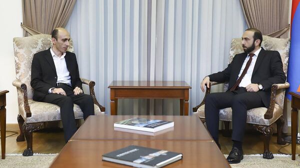Министр иностранных дел Армении Арарат Мирзоян встретился с государственным министром Арцаха Артаком Бегларяном (24 июня 2022). Еревaн - Sputnik Армения
