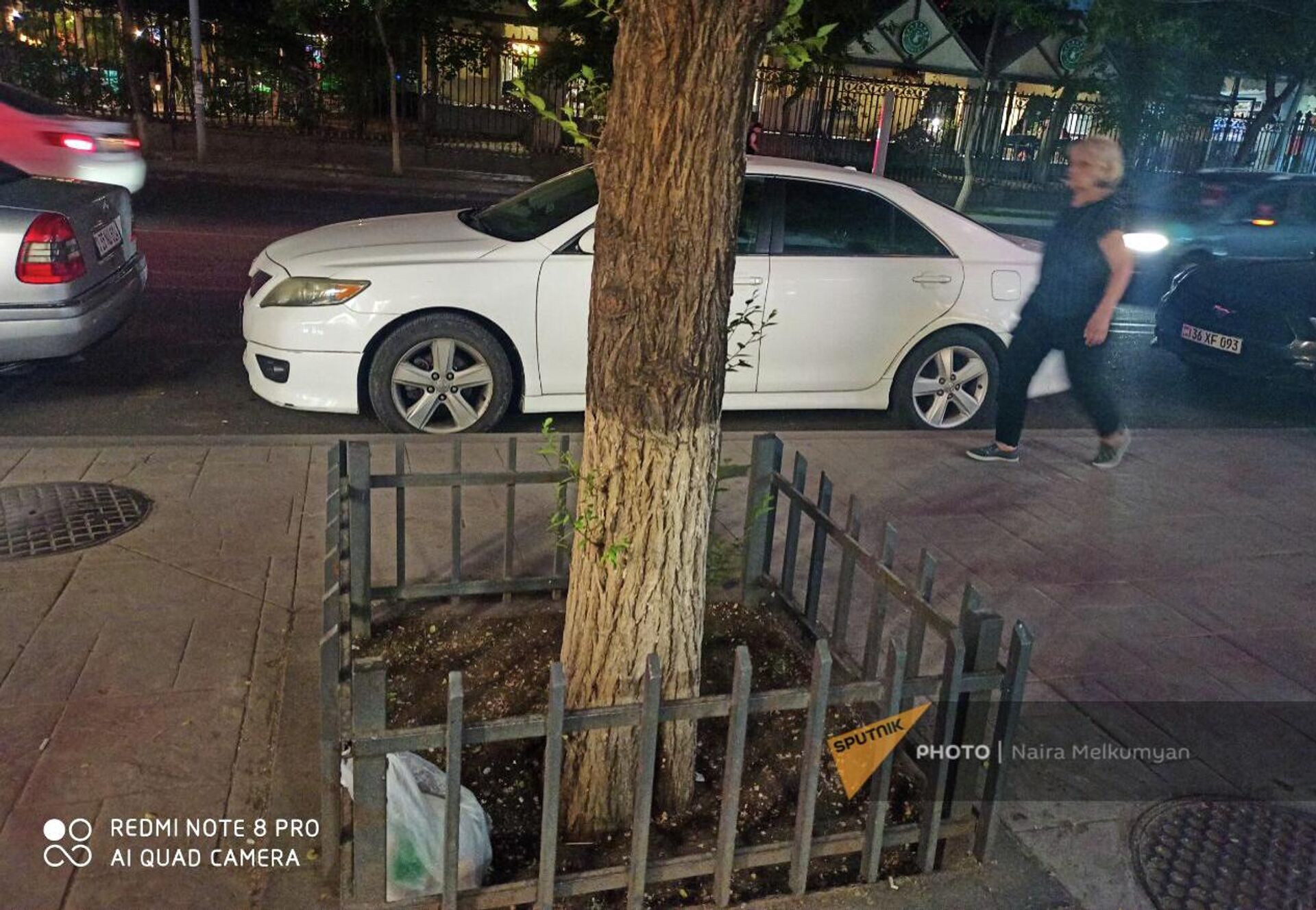 Кулек с мусором на под деревом на улице - Sputnik Արմենիա, 1920, 29.06.2022