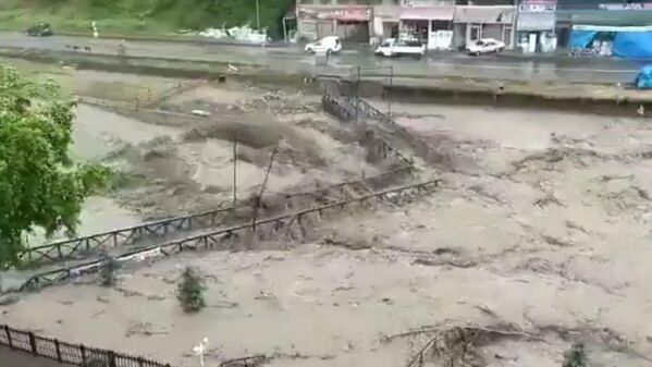 Вода срывает мост в городе Кастамону, Турция - Sputnik Армения