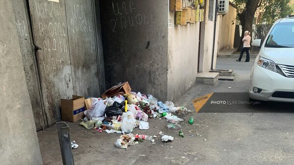 Мусор перед закрытым мусоропроводом в одном из дворов на улице Ерванда Кочара  - Sputnik Армения