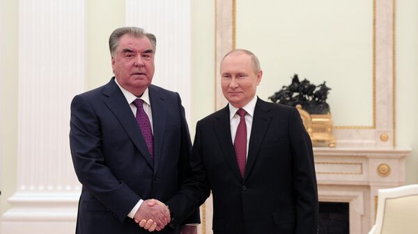 Президент РФ Владимир Путин и президент Таджикистана Эмомали Рахмон (справа)  - Sputnik Армения