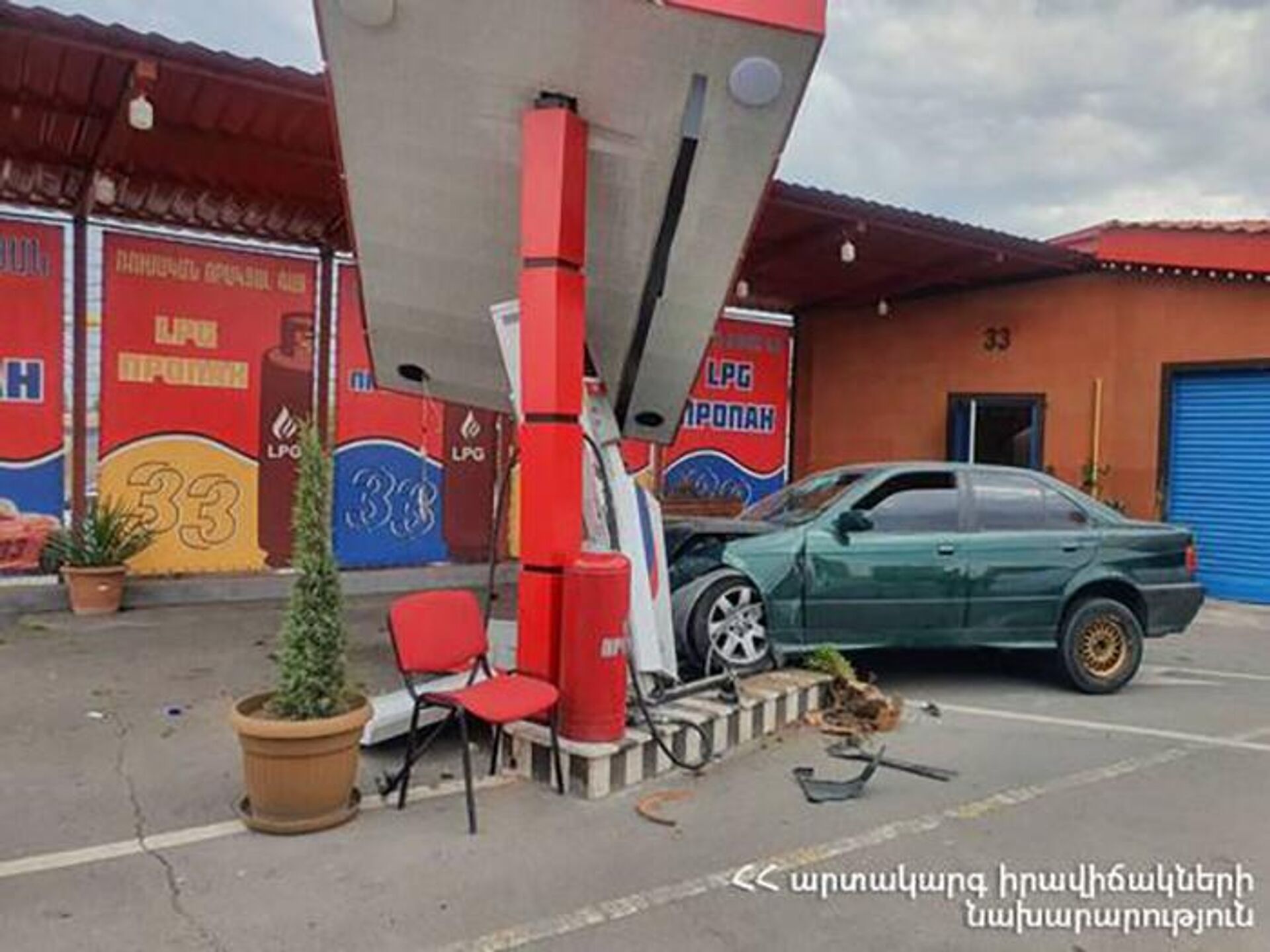 Автомобиль врезался в колону автозаправочной станции на дороге Еревaн - Эчмиадзин (27 июня 2022). Армавир - Sputnik Արմենիա, 1920, 27.06.2022