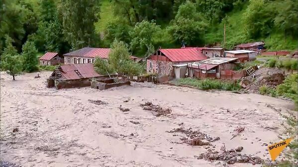 Ջրհեղեղի հետևանքով ավերված տներն ու ճանապարհները Վրաստանի Փասանաուրի քաղաքում - Sputnik Արմենիա