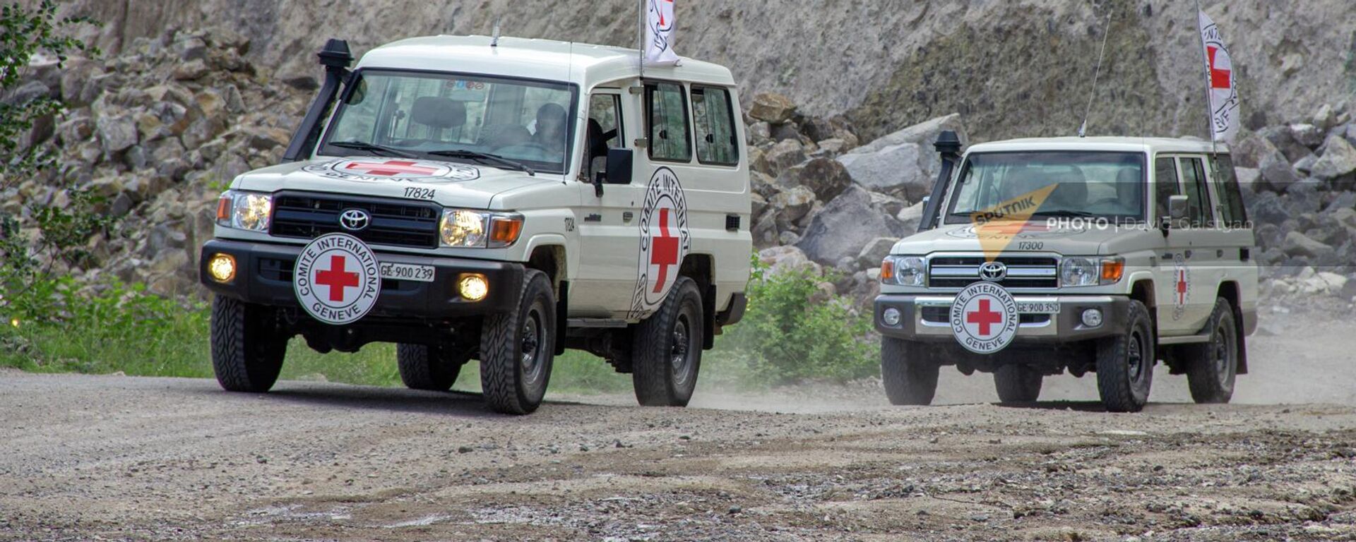 Автомобили Международного Комитета Красного Креста на участке дороги Хот - Воротан Сюникской области - Sputnik Армения, 1920, 11.07.2023