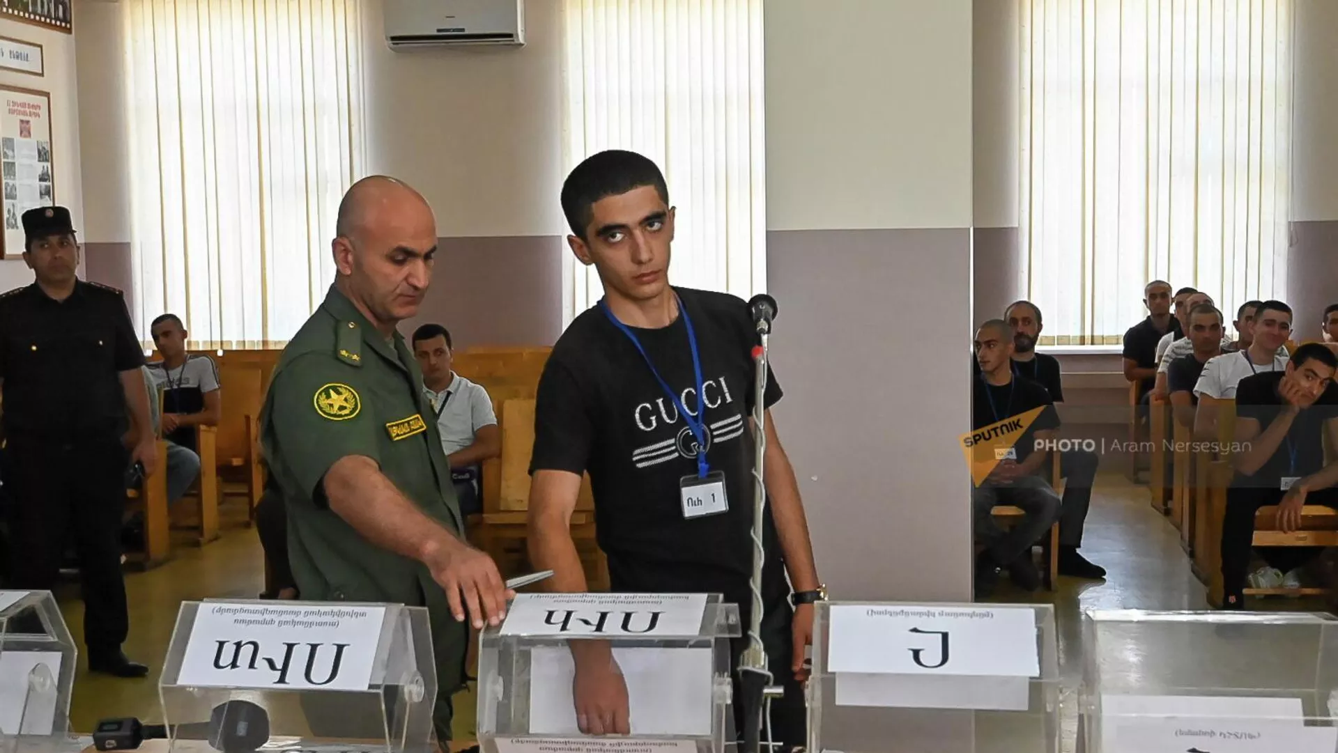 Новобранец в республиканском сборном пункте во время жеребьевки (28 июня 2022). Еревaн Новобранец в республиканском сборном пункте во время жеребьевки (28 июня 2022). Еревaн - Sputnik Армения, 1920, 28.06.2022