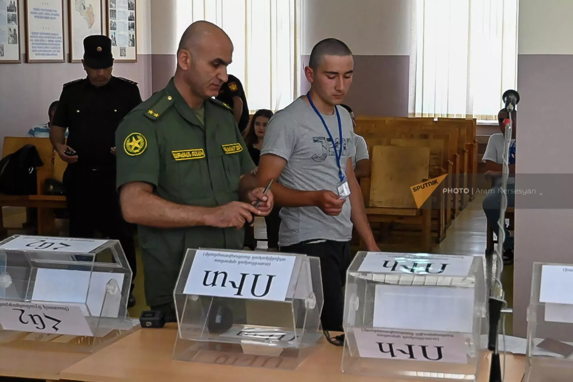 Новобранец в республиканском сборном пункте во время жеребьевки (28 июня 2022). Еревaн Новобранец в республиканском сборном пункте во время жеребьевки (28 июня 2022). Еревaн - Sputnik Армения, 1920, 28.06.2022
