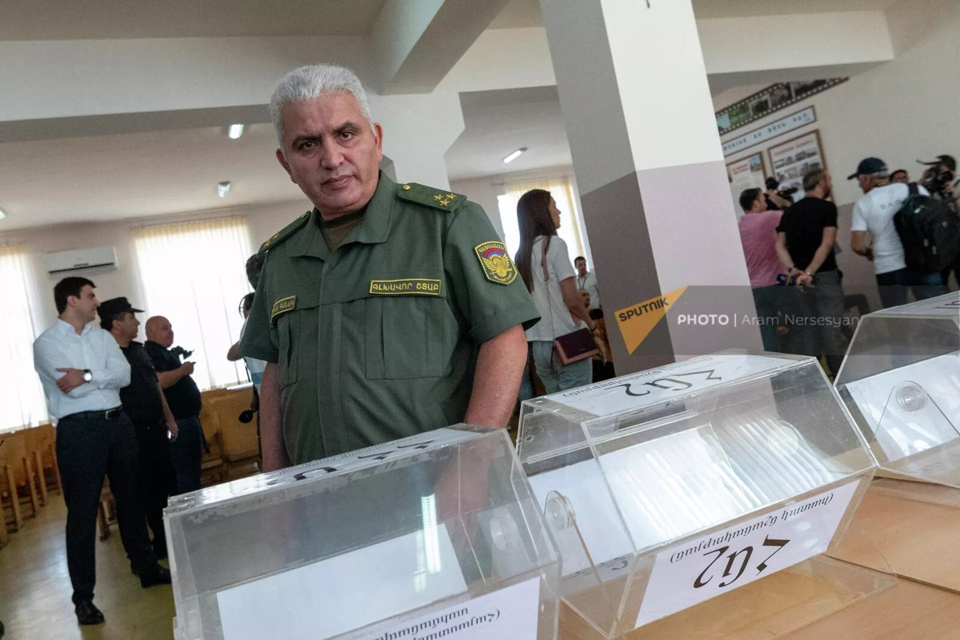 Замначальника мобилизационно-организационного управления Генштаба ВС РА полковник Саак Саакян в республиканском сборном пункте во время жеребьевки (28 июня 2022). Еревaн Замначальника мобилизационно-организационного управления Генштаба ВС РА полковник Саак Саакян в республиканском сборном пункте во время жеребьевки (28 июня 2022). Еревaн - Sputnik Армения, 1920, 28.06.2022