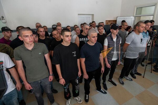 Перед началом жеребьевки новобранцы проходят медобследование в Республиканском сборном пункте (28 июня 2022). Еревaн - Sputnik Армения