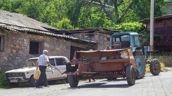 Трактор на проселке в селе Давид Бек - Sputnik Արմենիա