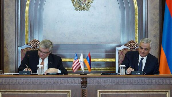 ՀՀ փոխվարչապետ Մհեր Գրիգորյանն ու ԱՄՆ ՄԶԳ հայաստանյան առաքելության ղեկավար Ջոն Ալելոն դրամաշնորհ տրամադրելու մասին համաձայնագրի ստորագրման ժամանակ - Sputnik Արմենիա
