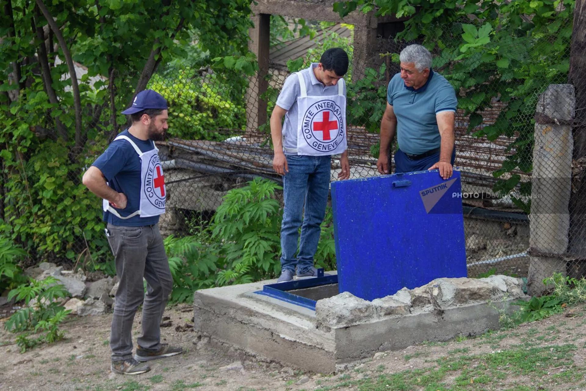 Бывший староста села Егвард Сюникской области Спартак Закарян с сотрудниками МККК у смотрового колодца Бывший староста села Егвард Сюникской области Спартак Закарян с сотрудниками МККК у смотрового колодца - Sputnik Армения, 1920, 29.06.2022