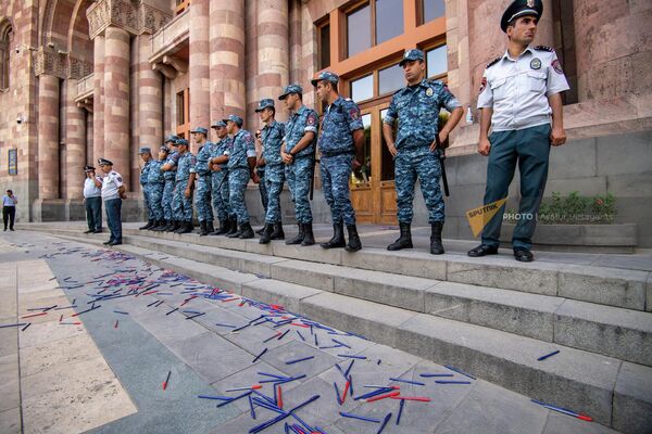 Участники акции протеста разбросали шариковые ручки перед зданием правительства - Sputnik Армения