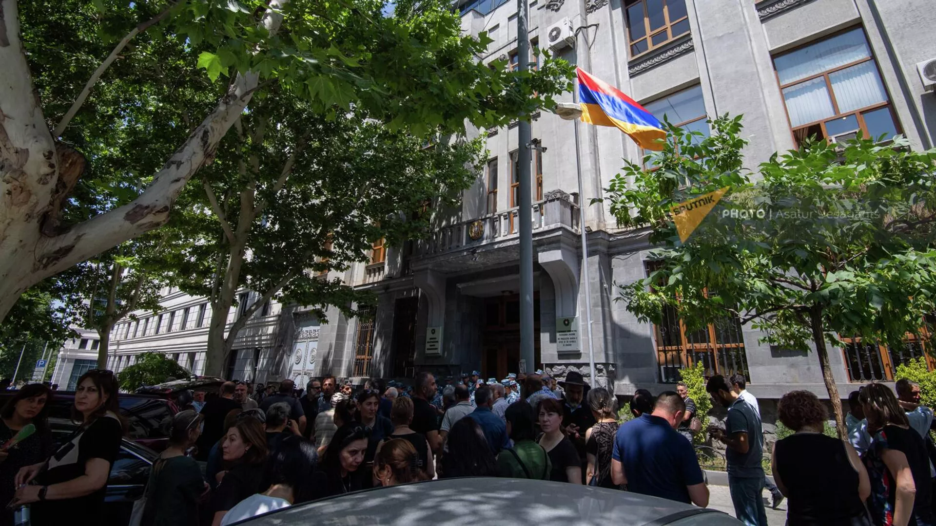 Родственники попавших в азербайджанский плен граждан Армении перед зданием Генеральной прокуратуры (30 июня 2022). Еревaн