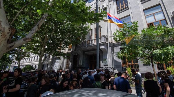 Родственники попавших в азербайджанский плен граждан Армении перед зданием Генеральной прокуратуры (30 июня 2022). Еревaн - Sputnik Армения