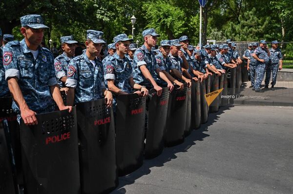 Ոստիկանական ուժերն ԱԺ շենքի մոտ ընդդիմության բողոքի ակցիայի ժամանակ - Sputnik Արմենիա