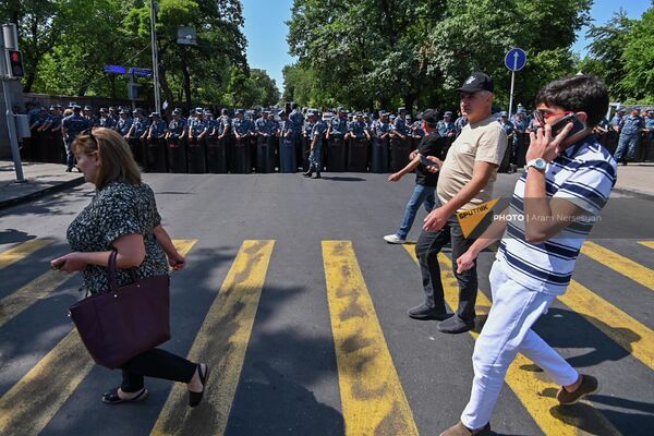 Վահաններով ու մահակներով զինված ոստիկանական պատնեշը ԱԺ շենքի դիմաց - Sputnik Արմենիա