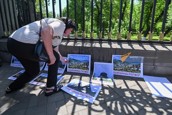 Активистка расставляет плакаты с надписью &quot;Армянский Бердзор&quot; у решетки здания НС - Sputnik Армения