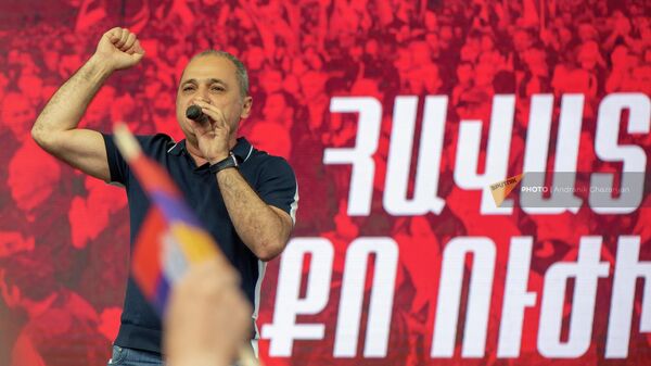Ваге Акопян выступает на митинге оппозиции в рамках акции Сопротивление на площади Франции (1 июля 2022). Еревaн - Sputnik Армения