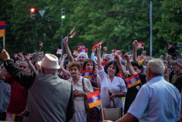 Участники очередного митинга оппозиции в рамках акции &quot;Сопротивления&quot; на площади Франции - Sputnik Армения